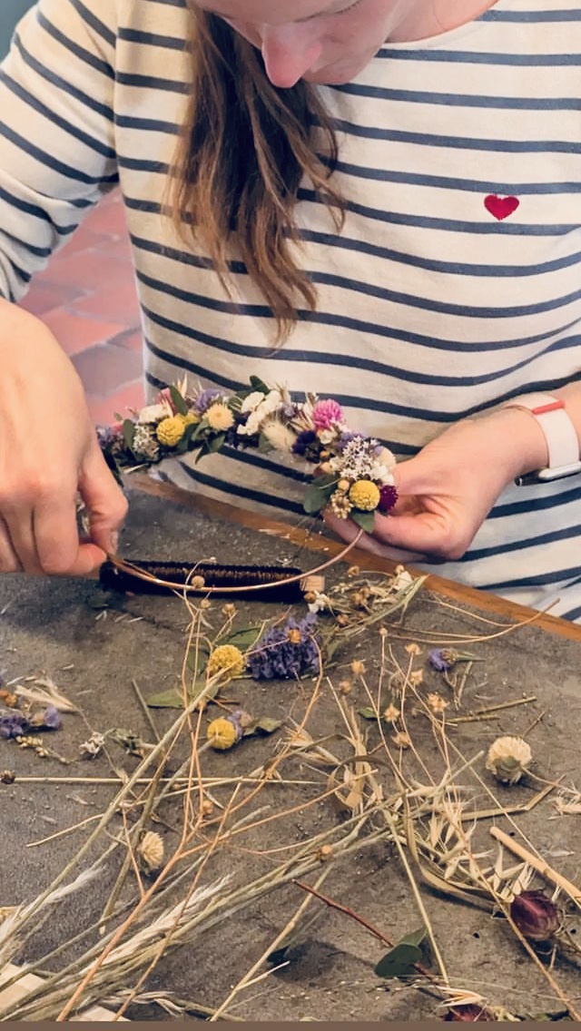 Atelier créatif, couronnes fleurs séchées